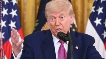 مطلي بالذهب وسعره نصف العادي .. مالا تعرفه عن موبايل ترامب (فيديو)