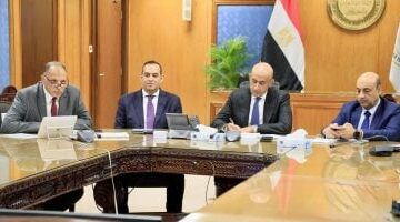 وزير التعليم يتابع انطلاق امتحان العربى للثانوية العامة من غرفة العمليات