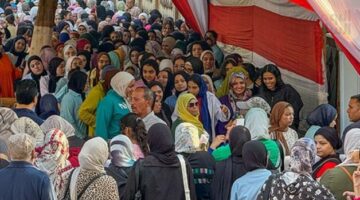 أول أيام امتحانات الثانوية العامة.. وزير التعليم يتابع اللجان بكاميرات المراقبة.. الإدارات التعليمية توزع المياه على الطلاب والأمهات يساندونهم بالدعاء.. والوزارة: الأسئلة المتداولة لامتحان الدين لسنوات سابقة