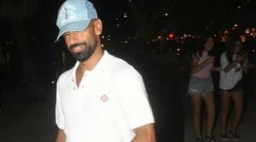 محمد صلاح يهرب من عدسات المصورين فى بودروم التركية.. وقناع وقبعة للخصوصية