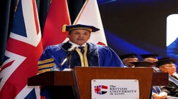 عالم مصري يحصل على وسام شرف ملكي بريطاني لإسهاماته في مجال التعليم