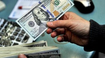 الدولار يتراجع بقوة وبسرعة وسط تزايد التوقعات بخفض أسعار الفائدة الأمريكية