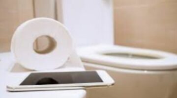 قنبلة بكتيرية تهدّد صحتك.. احترس من استخدام هاتفك المحمول في الحمام
