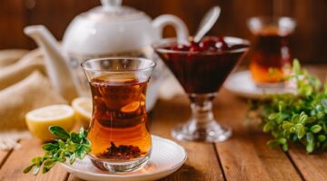 أضرار مزدوجة ومخاطر صحية.. احذرو من شرب الشاي بهذه الطريقة حتى لا تصابوا بهذا المرض الخطير
