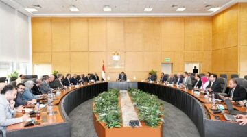 وزير الإسكان يتابع موقف مشروعات تطوير قرى الريف وتوطين الصناعة