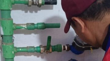 حملات على وصلات المياه الخلسة بـدمياط والسادات وترشيدها بالسويس الجديدة