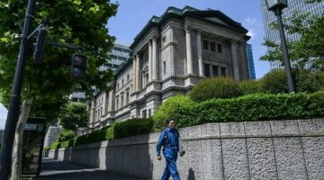 بنك اليابان يثبت معدلات الفائدة عند 0.5% وسط تنامي التهديدات للنمو الاقتصادي
