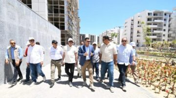 وزير الإسكان يتفقد كومباوند مزارين والحي اللاتيني بالعلمين الجديدة