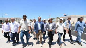 وزير الإسكان يتفقد كوبري C19 والمدينة التراثية والمنطقة الشاطئية بالعلمين الجديدة