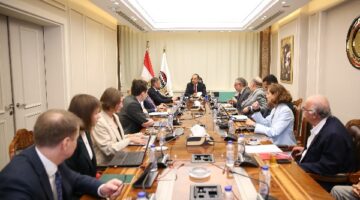 وزير قطاع الأعمال العام يبحث مع تحالف بقيادة “روسال” الروسية التعاون في مجال الألومنيوم