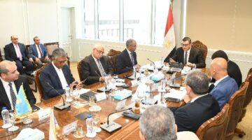 وزير الإسكان يتابع موقف محطات تحلية مياه البحر بالساحل الشمالي الغربي