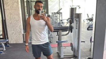 محمد صلاح يستعرض لياقته البدنية من الجيم