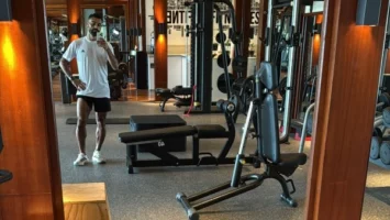 محمد صلاح يستعرض لياقته البدنية من الجيم
