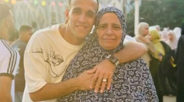 ناصر منسي يشارك متابعيه صورة مع والدته من صلاة العيد