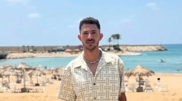 على الشاطئ.. أحمد فتوح في أحدث ظهور خلال إجازته الصيفية