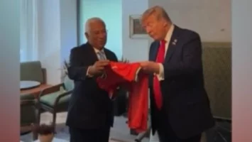 رونالدو يهدي ترامب قميصاً يحمل “رسالة خاصة” عن الحرب