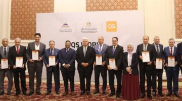 وزير التعليم العالى يسلم حجازى  شهادة تفوق الجامعه الالمانيه فى تصنيف QS الإنجليزي لعام 2025