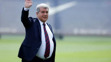 رئيس برشلونة يرقص بتمثال ضخم (فيديو)