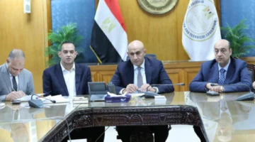 وزير التعليم من غرفة عمليات «الثانوية»: «عدم السماح بأي تأخير بتوزيع أوراق الأسئلة وكتيبات المفاهيم على الطلاب»