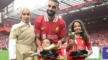 محمد صلاح يحتفل مع ابنتيه مكة وكيان بلقب الدوري الإنجليزي| صور