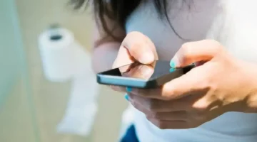 أضرار استخدام الهاتف في الحمام.. عادة يومية تهدد صحتك في 2025