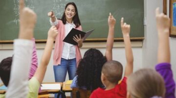 ما هي شروط التقديم على 14 ألف وظيفة معلم مساعد لغة عربية؟.. بالرابط
